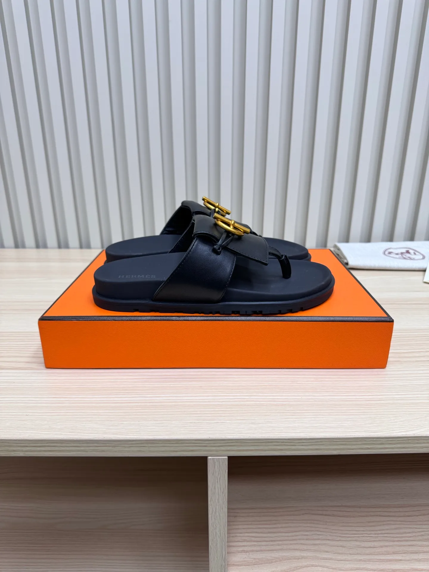 👟👟Ex-factory price 502👟👟Hermes🐎The extremely popular couple’s slippers/the latest hardware buckle sandals and slippers, paired with various colorful socks, so trendy!  ———————— Upper: imported cowhide/sheep leather/cloth/palmprint leather lining: imported cowhide/sheepskin outsole: Tpu non-slip and wear-resistant outsole Female size: 35-42 (40.41.42 non-returnable and non-exchangeable) Male code: 39-45 (45 non-returnable and non-exchangeable)